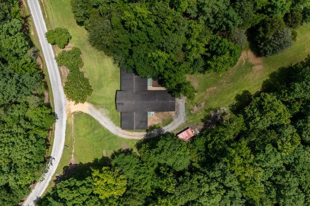 1791 Deer Creek Rd, Linden, TN 37096