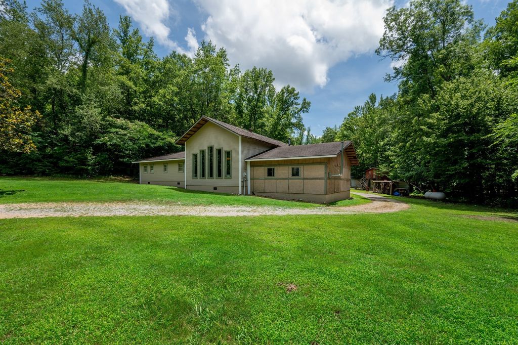 1791 Deer Creek Rd, Linden, TN 37096