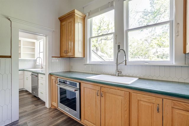 708 S Waco Street, Weatherford, TX 76086