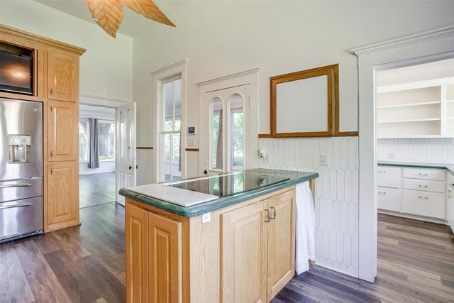 708 S Waco Street, Weatherford, TX 76086