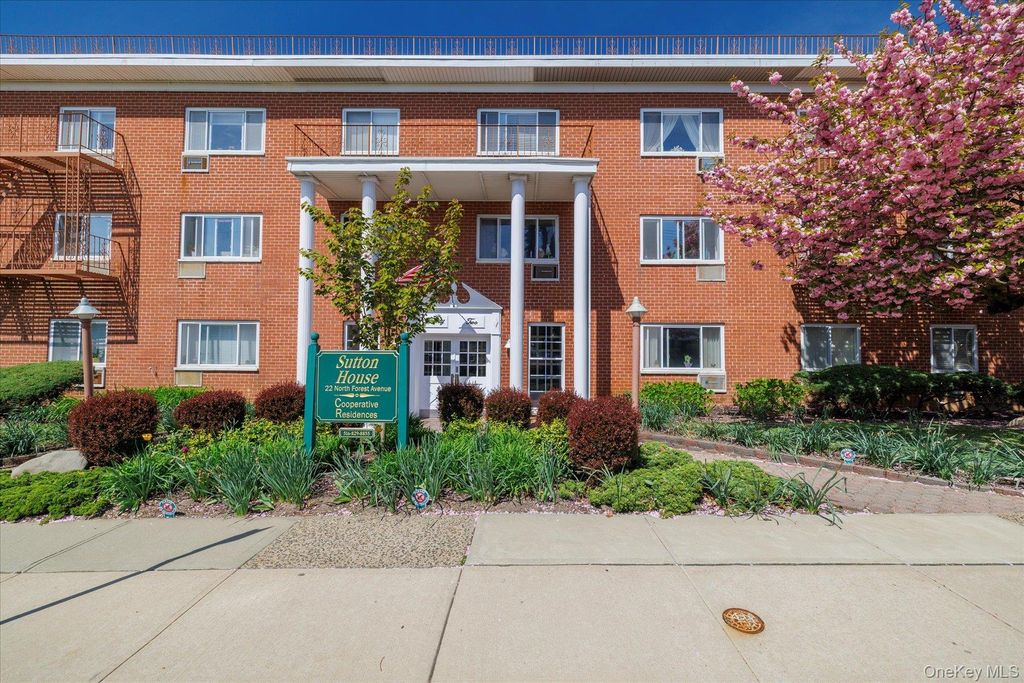 22 North Forest Avenue 1E, Rockville Centre, NY 11570