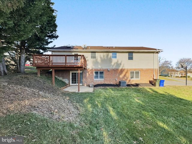 1629 YORKTOWNE DR, York, PA 17408