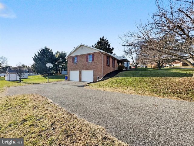 1629 YORKTOWNE DR, York, PA 17408