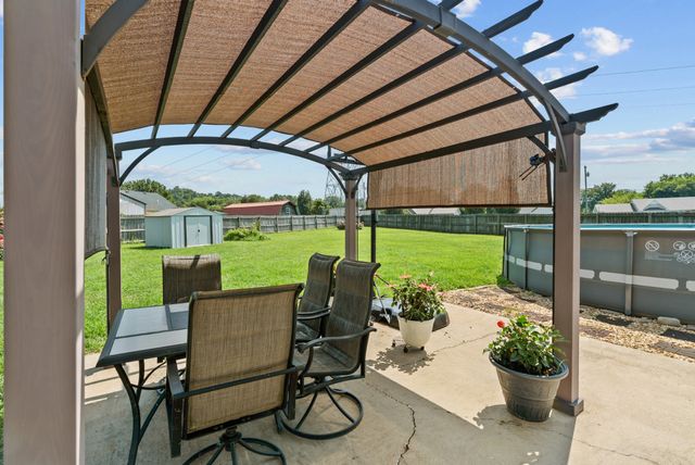 1620 Baucom Dr, Columbia, TN 38401
