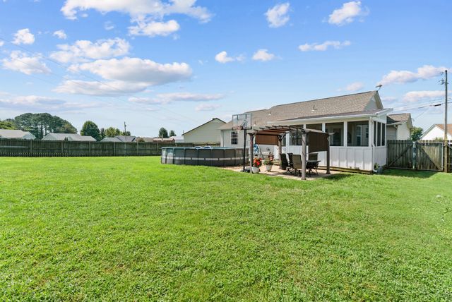 1620 Baucom Dr, Columbia, TN 38401