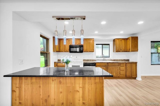27769 Gilbert Drive, Warren, MI 48093