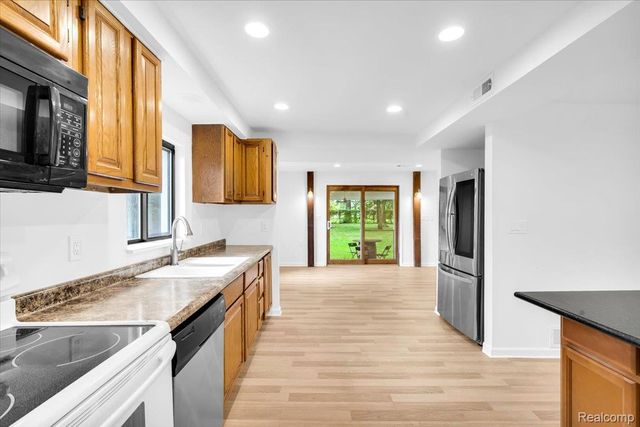 27769 Gilbert Drive, Warren, MI 48093