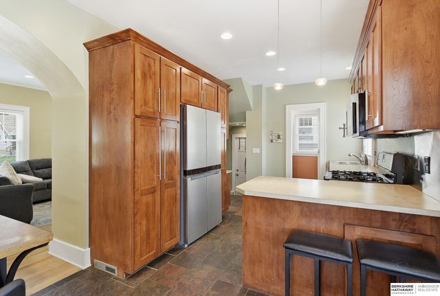 827 S 55th Street, Omaha, NE 68106