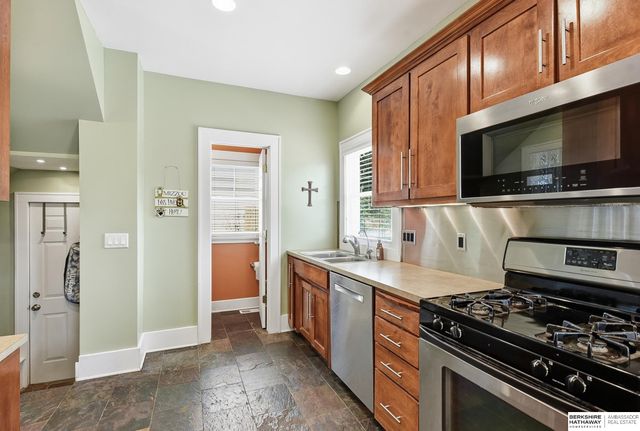 827 S 55th Street, Omaha, NE 68106