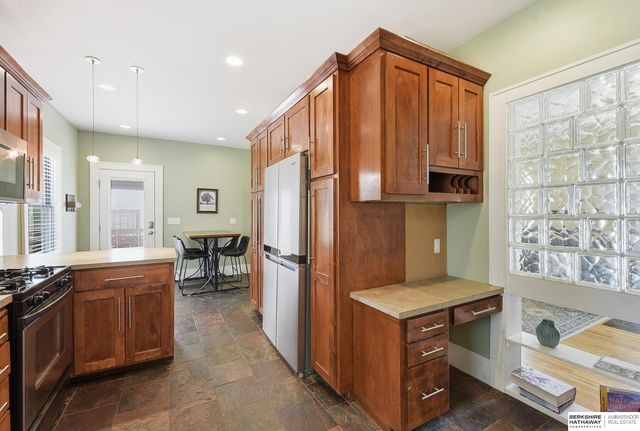 827 S 55th Street, Omaha, NE 68106