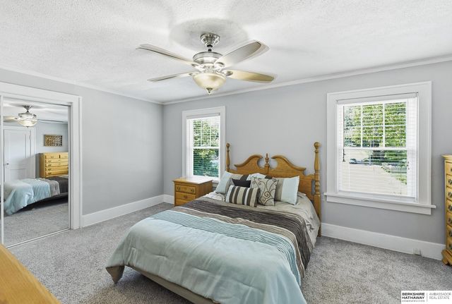 827 S 55th Street, Omaha, NE 68106