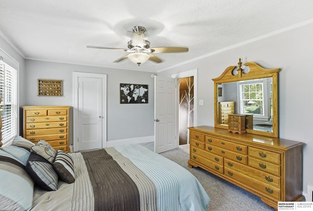827 S 55th Street, Omaha, NE 68106