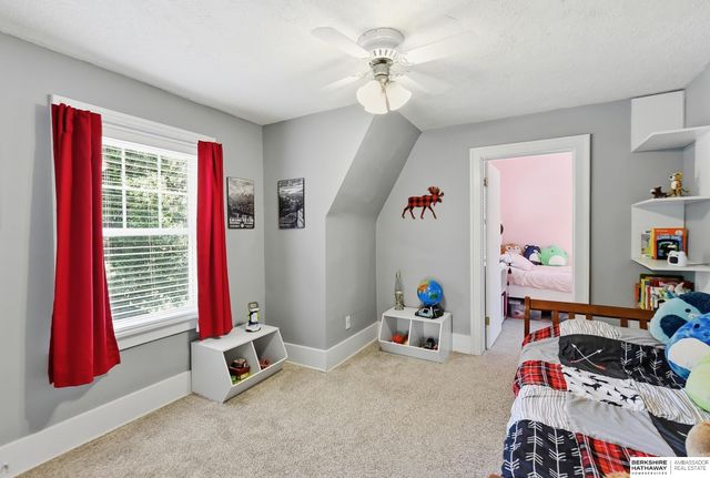 827 S 55th Street, Omaha, NE 68106