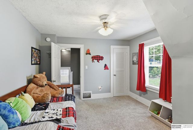 827 S 55th Street, Omaha, NE 68106