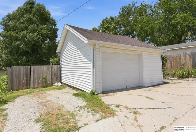 827 S 55th Street, Omaha, NE 68106