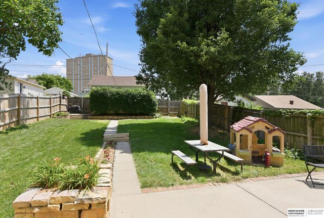 827 S 55th Street, Omaha, NE 68106