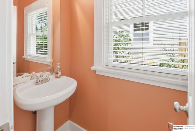 827 S 55th Street, Omaha, NE 68106