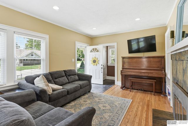 827 S 55th Street, Omaha, NE 68106