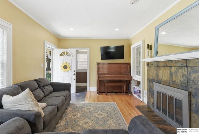 827 S 55th Street, Omaha, NE 68106