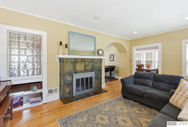 827 S 55th Street, Omaha, NE 68106