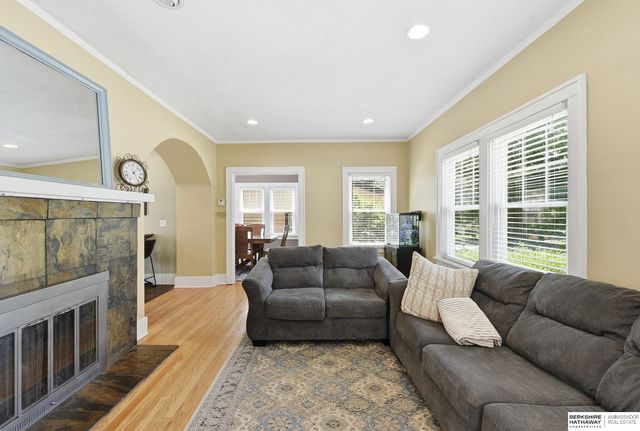 827 S 55th Street, Omaha, NE 68106