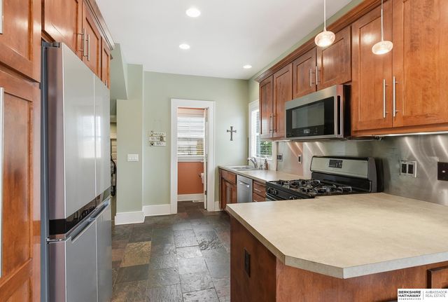 827 S 55th Street, Omaha, NE 68106