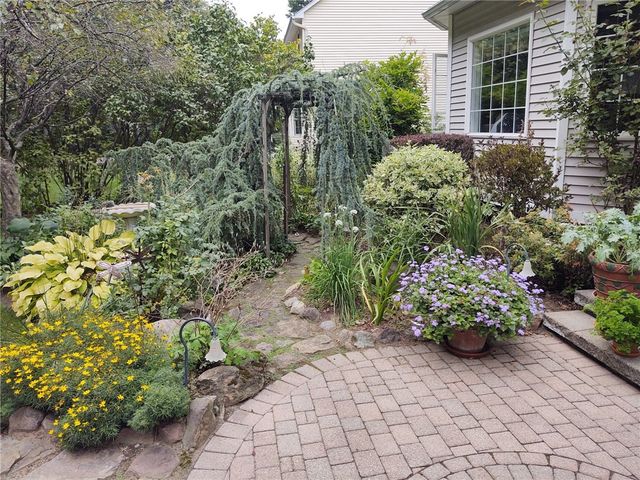 487 Sandystone Circle, Webster, NY 14580