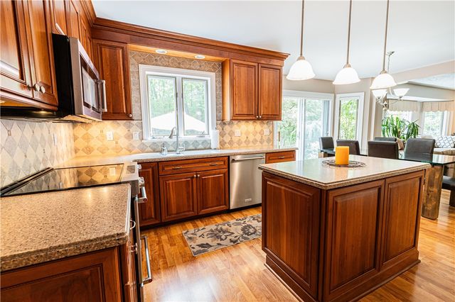 487 Sandystone Circle, Webster, NY 14580