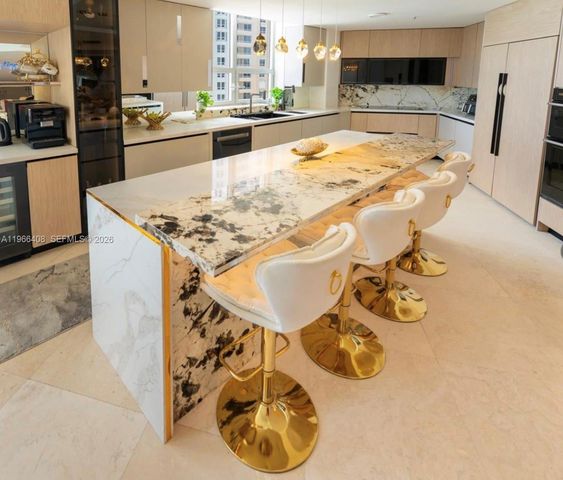 848 Brickell Key Dr 1601, Miami, FL 33131