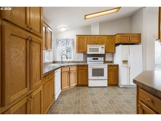 3700 BABCOCK Ln 106, Eugene, OR 97401