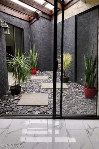 2560 Palmera Circle, Las Vegas, NV 89121