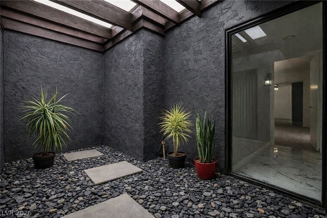 2560 Palmera Circle, Las Vegas, NV 89121