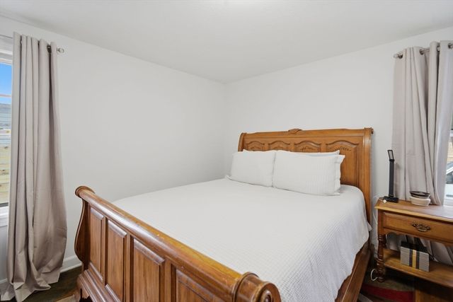 72 W Bay Path Ter, Springfield, MA 01109