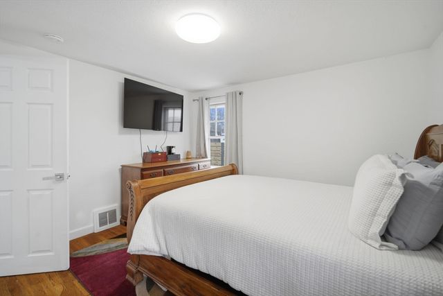 72 W Bay Path Ter, Springfield, MA 01109