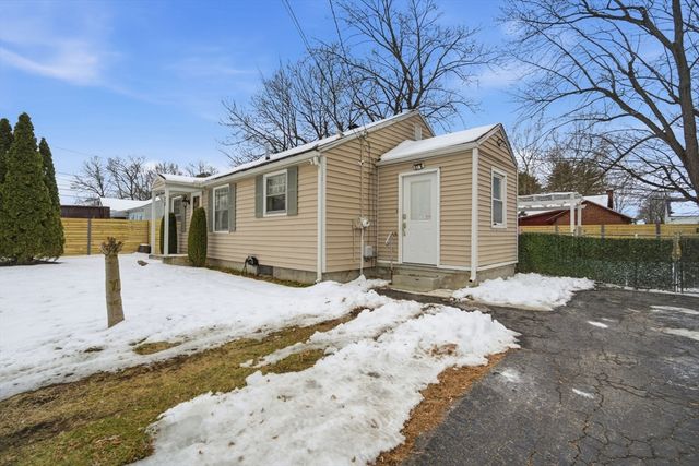 72 W Bay Path Ter, Springfield, MA 01109