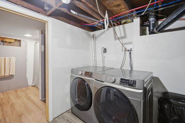 72 W Bay Path Ter, Springfield, MA 01109