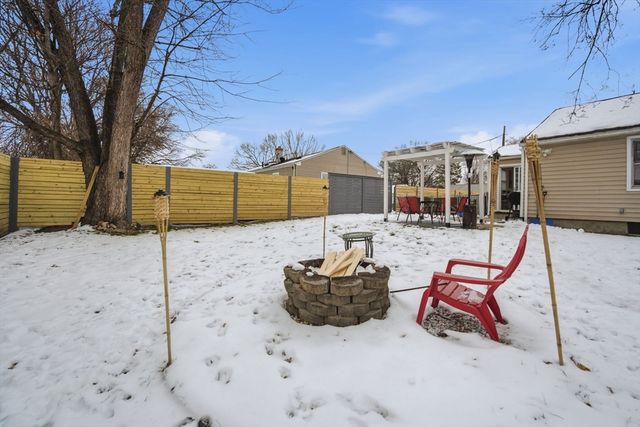 72 W Bay Path Ter, Springfield, MA 01109