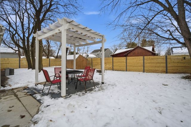 72 W Bay Path Ter, Springfield, MA 01109