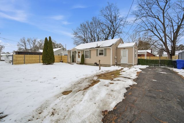 72 W Bay Path Ter, Springfield, MA 01109