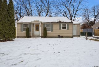 72 W Bay Path Ter, Springfield, MA 01109