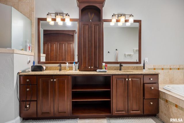 31 SAPPHIRE Point, Morton, IL 61550