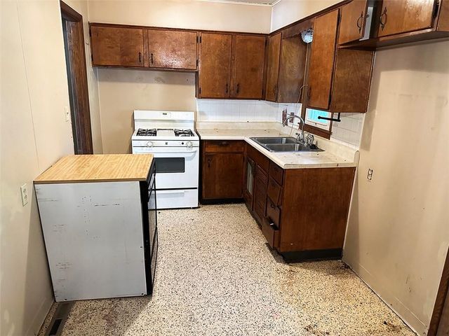 4016 S Spring Street, Independence, MO 64055