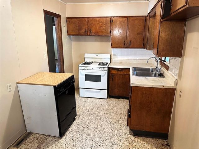 4016 S Spring Street, Independence, MO 64055