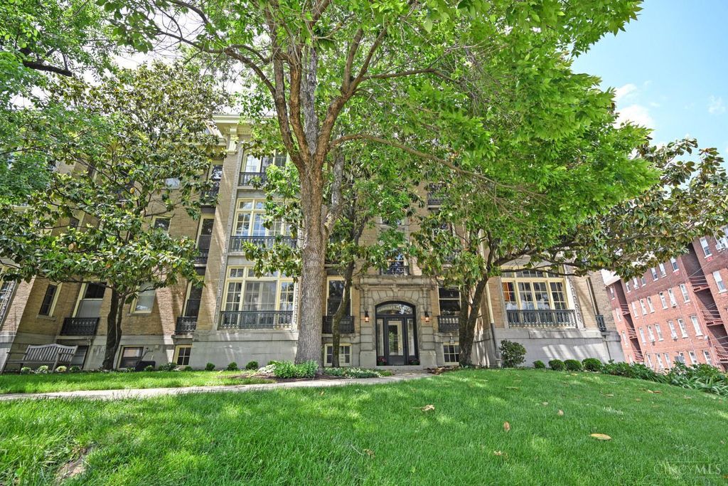 2138 Madison Road, Cincinnati, OH 45208