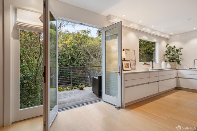 2550 Baker Street, San Francisco, CA 94123