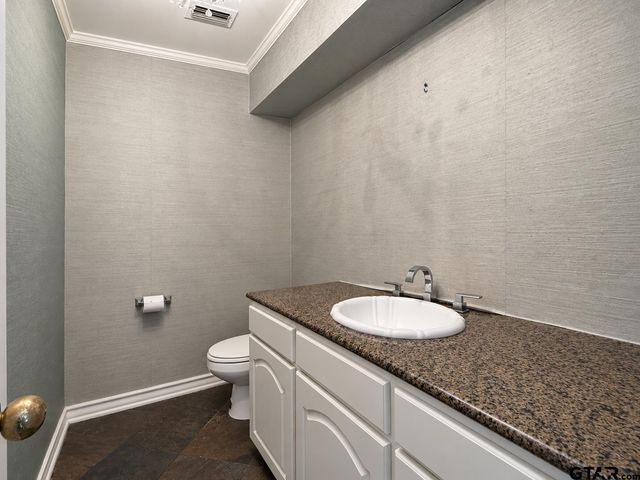 2800 Woodlake Dr, Tyler, TX 75701