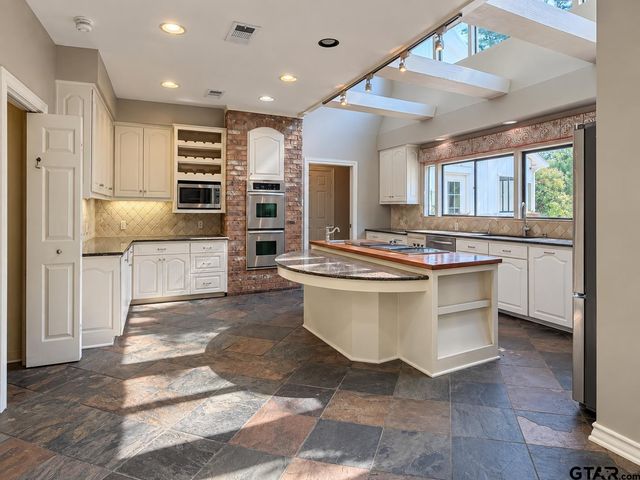 2800 Woodlake Dr, Tyler, TX 75701