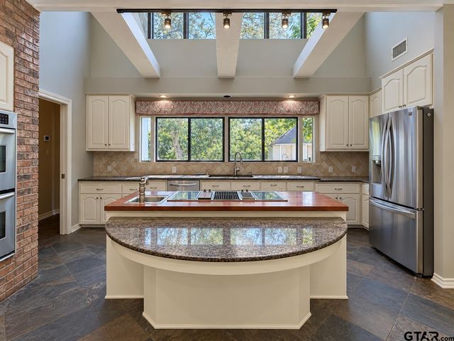 2800 Woodlake Dr, Tyler, TX 75701