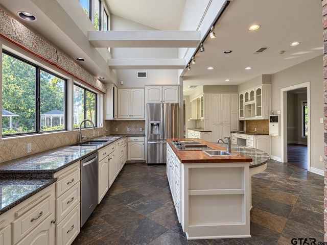 2800 Woodlake Dr, Tyler, TX 75701