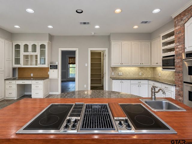 2800 Woodlake Dr, Tyler, TX 75701
